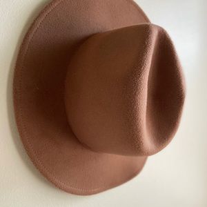 Short brimmed felt hat